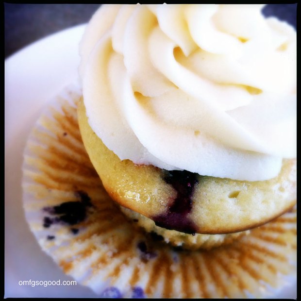 Lemon-Blueberry-Cupcakes-with-Mascarpone-Buttercream-2