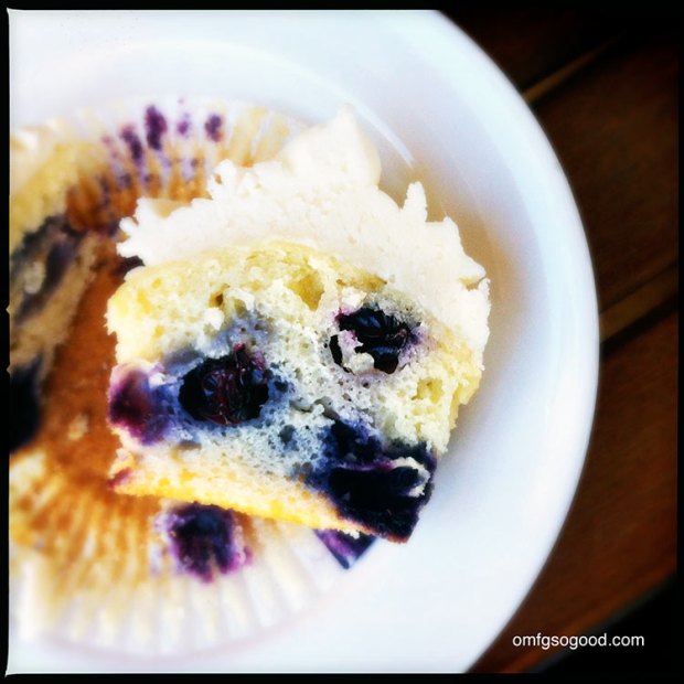 Lemon-Blueberry-Cupcakes-with-Mascarpone-Buttercream-4